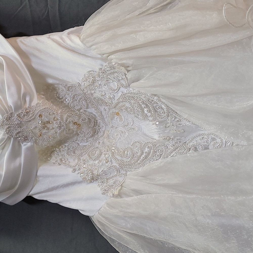 Wedding dress - Picture 3 of 7